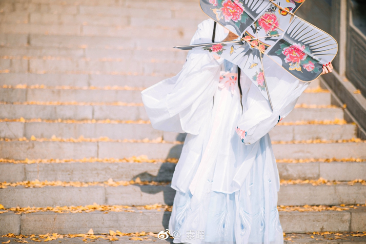 西湖边汉服小美女摇扇放风筝的伟大作品