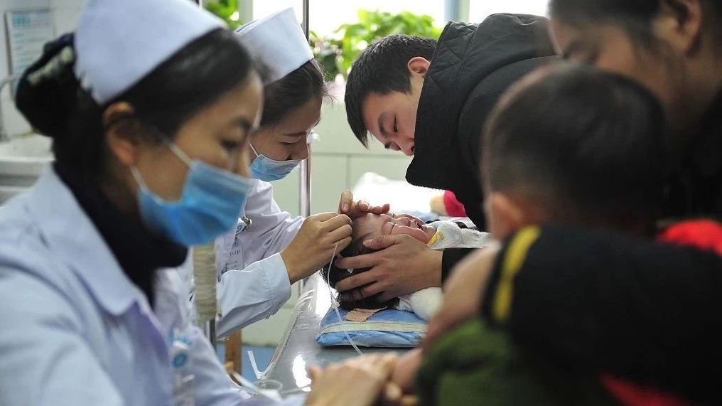 2019年1月12日,在安徽阜阳人民医院儿科门诊部,护士为患儿输液.