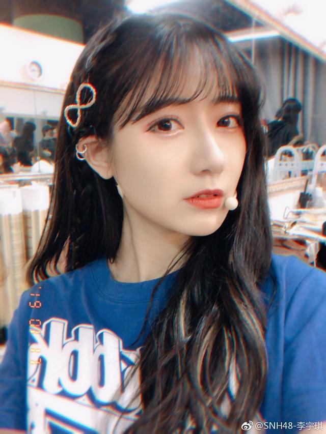 snh李宇琪因在节目中模仿蔡徐坤打篮球,被粉丝怒斥:想火想疯了