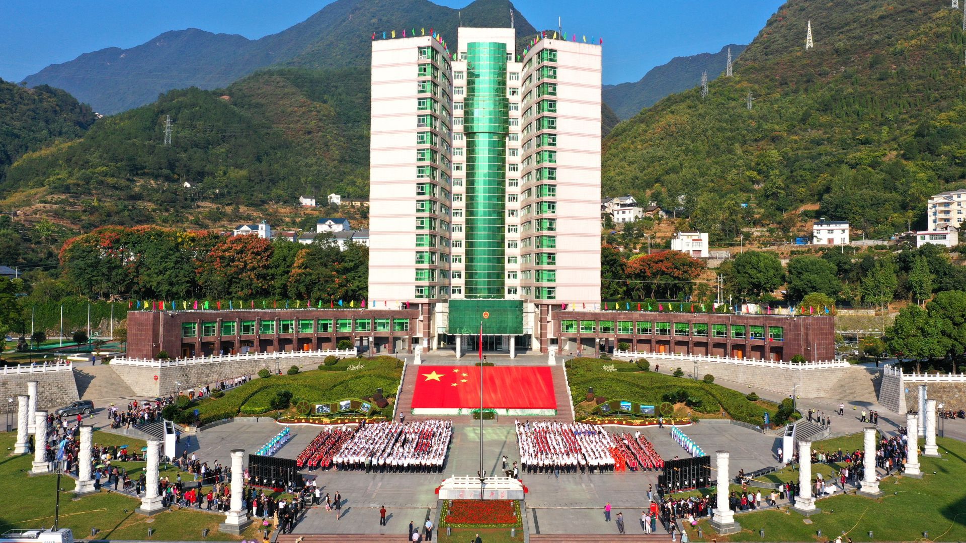 三峡库区湖北兴山县同升国旗感恩祖国