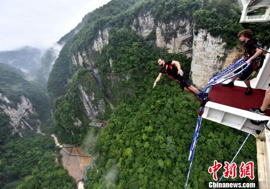 多国选手张家界挑战花式蹦极 260米高蹦极台超吉尼斯纪录