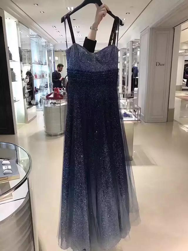 穿dior星空裙的模特比ab还美!神似王思聪前女友,就是嘴巴怪怪的