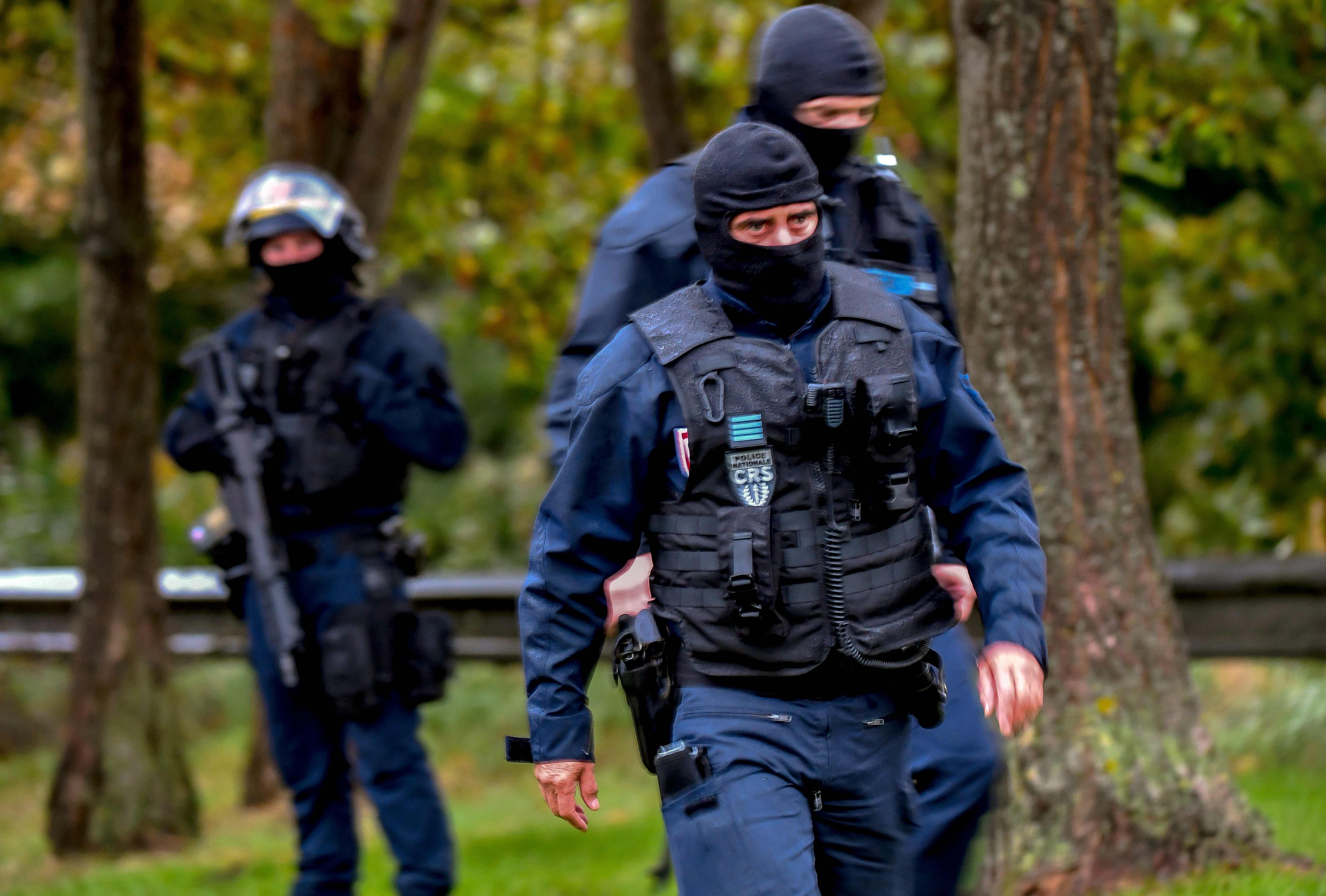 法国警方展开反恐行动逮捕11人