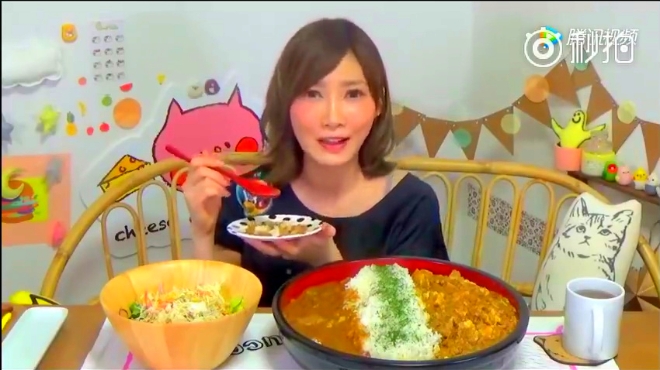 日本大胃王木下,一下狂吃完一大碗咖喱饭 沙拉,胃口够大的!