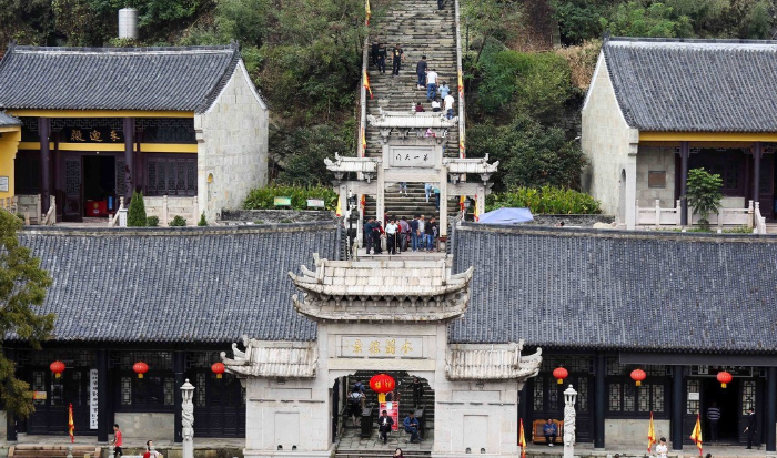 "一山两教,和睦相处"——木兰山