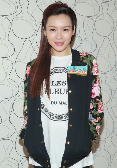 李佳芯:一位五官清秀,白净可人的自然美人!