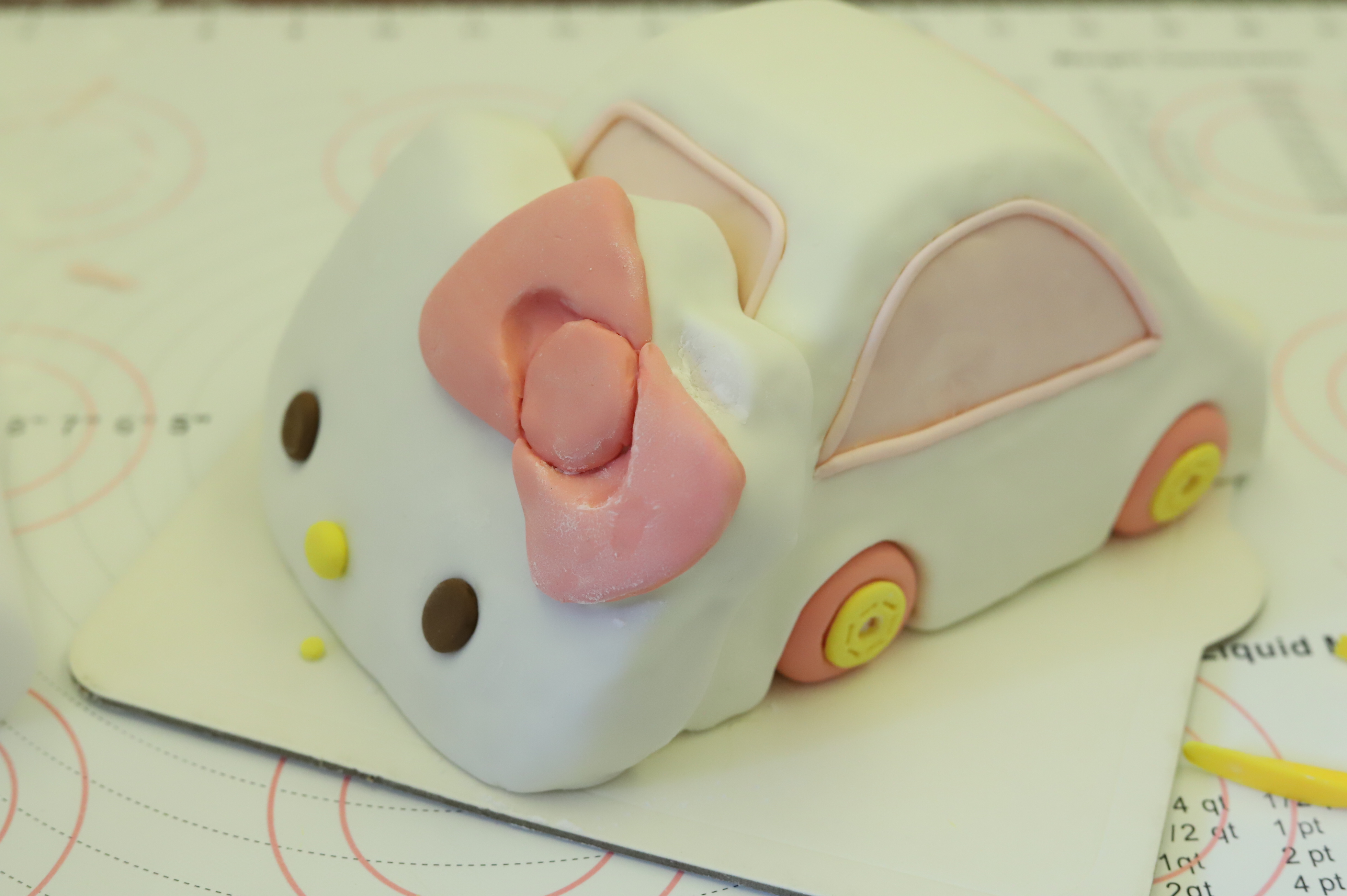 开辆拉风kt汽车迎新年--kt翻糖蛋糕