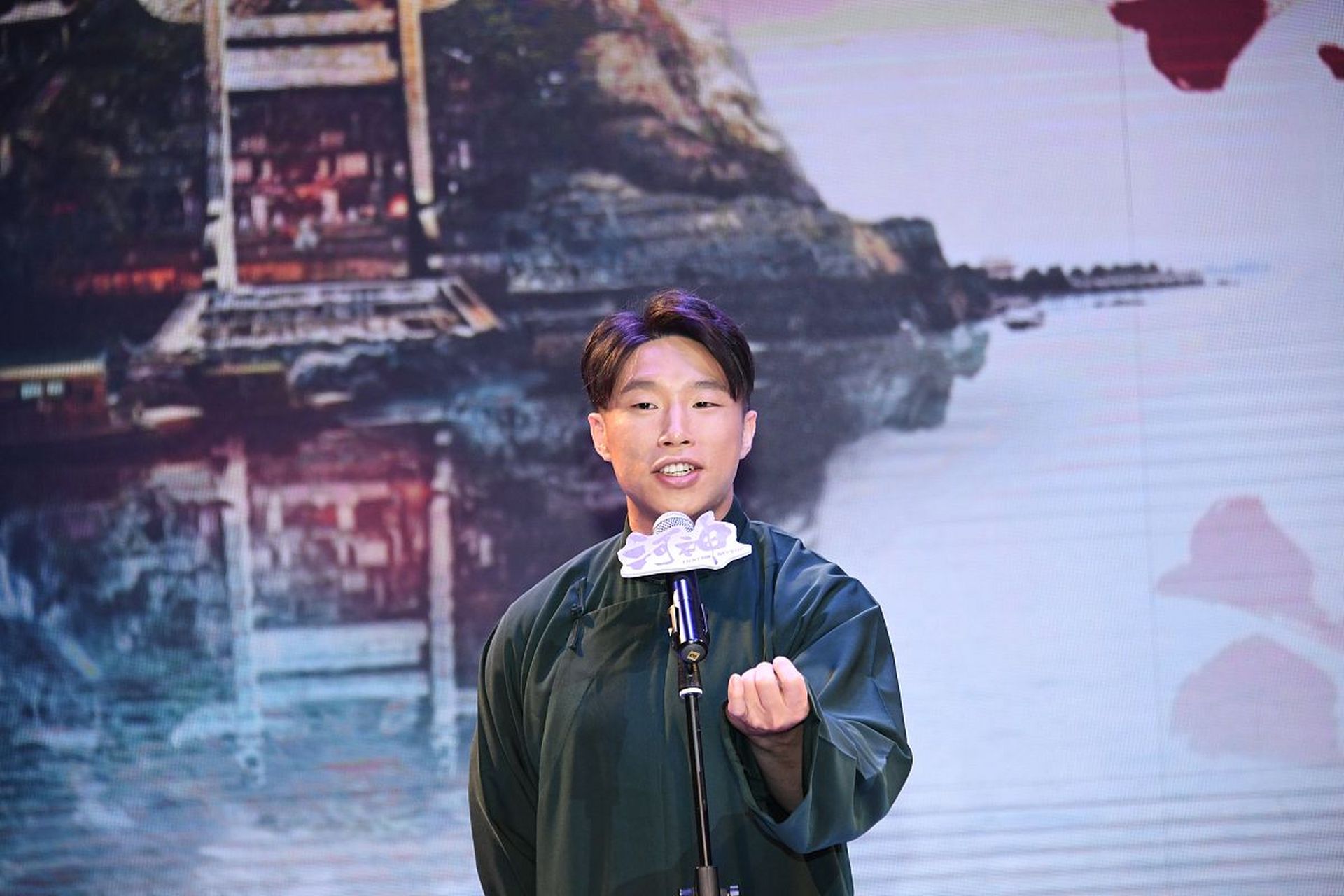 德云社的台柱子郭麒麟与搭档阎鹤祥的组合被誉为"太子妃",但随着
