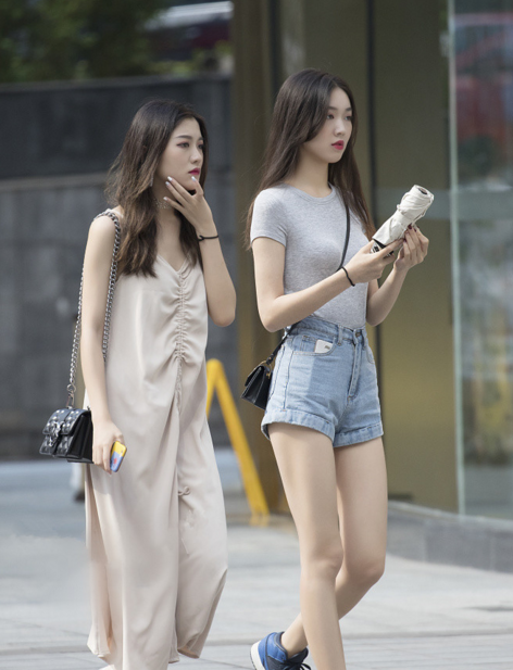 街拍:美女苗条的身材,随性的穿搭,很有女人味!