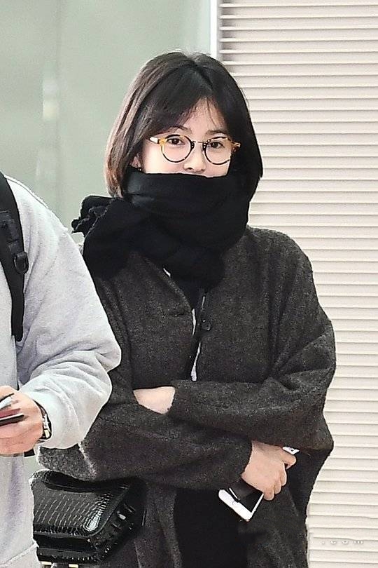 宋慧乔素颜低调走机场,戴黑框眼镜少女感依旧,怎么不见婚戒?