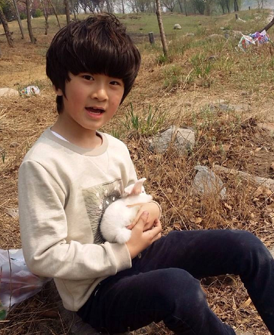 还记得《爸爸去哪儿》的天天吗?小时候呆萌,长大后变成了小帅哥