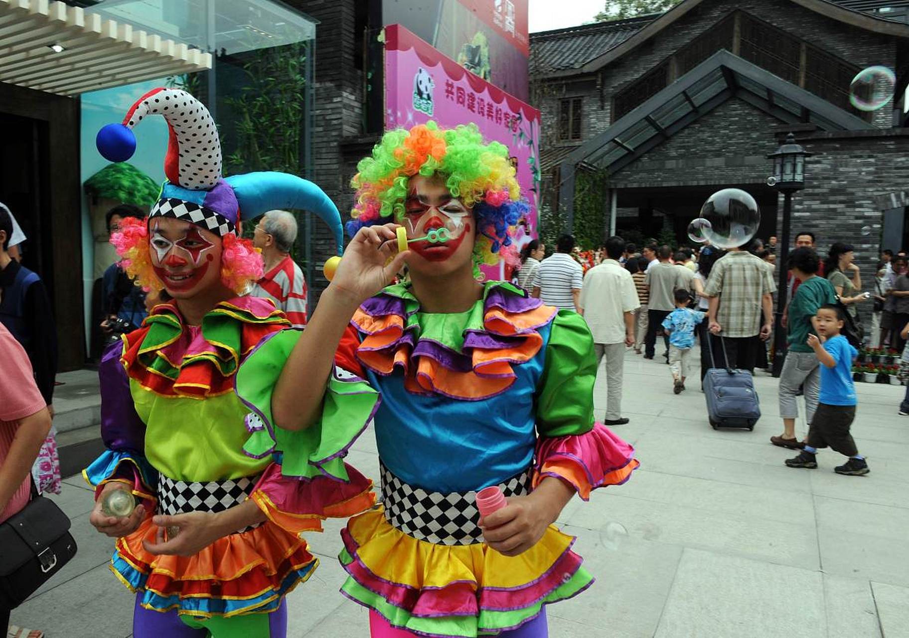 郑州商场小丑引流165x8513x0757生日小丑表演,开业小丑引流,泡泡秀