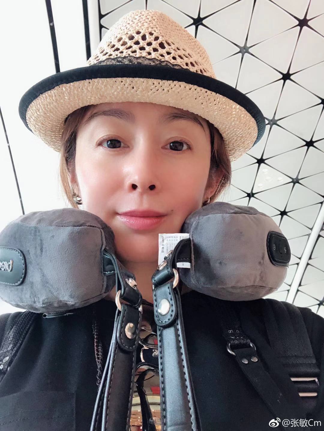 50岁张敏学佛归来发自拍,网友:除了那颗黑痣,好像没认出来