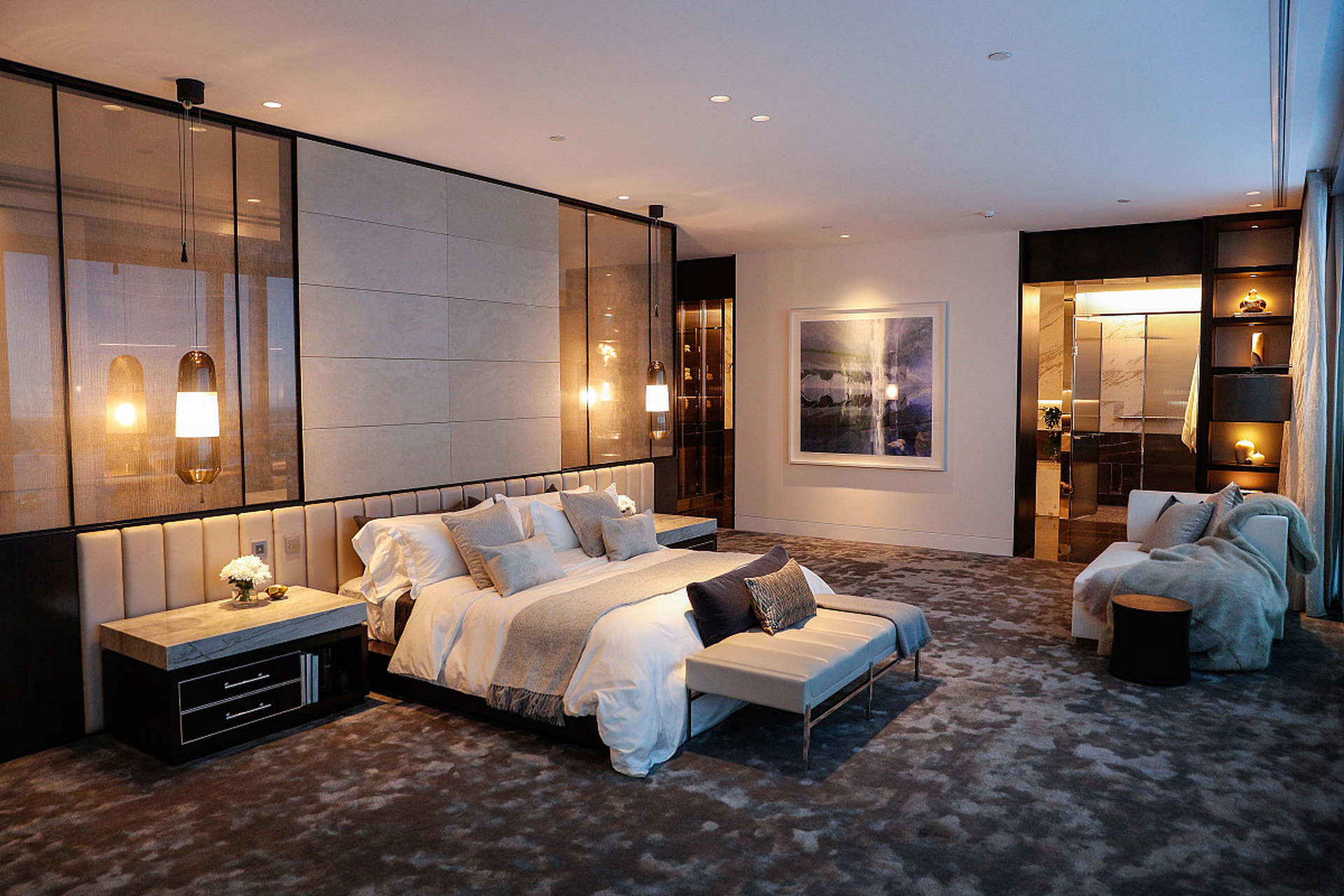 摘要:  总统套房是高消费和高享受的住宿类型,通常设于星级酒店内.