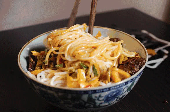 看到他们这样吃米粉,我觉得我20年的米粉白吃了