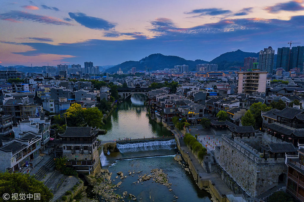 湖南湘西乾州古城景色美  吸引众多游客观光