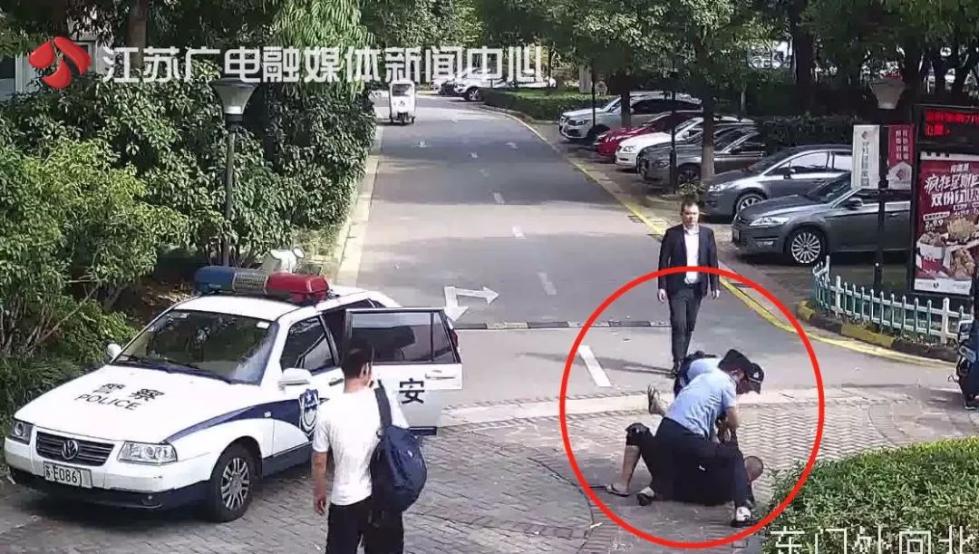 为了抢2分钟,外卖小哥挥拳打晕保安,掰折民警手指!