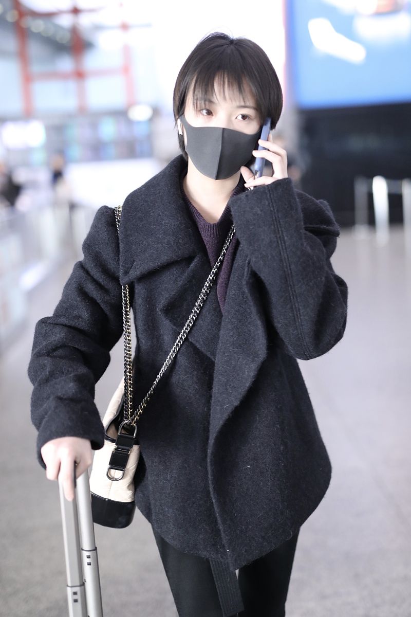 李庚希街拍:黑色短大衣chanel流浪包高挑清秀