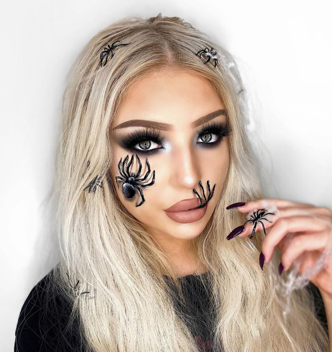 蜘蛛妆虽然吓人,但却很有万圣节的气氛呢!