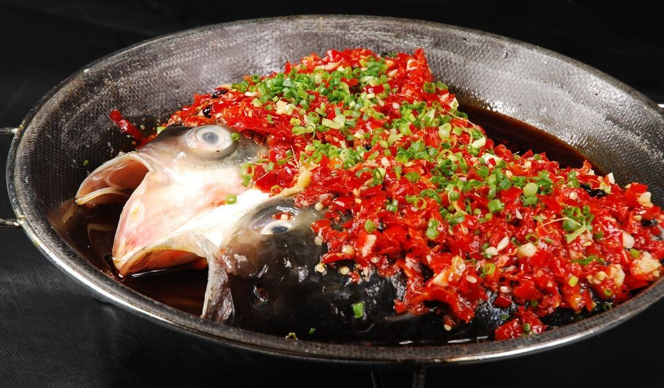 做剁椒鱼头,学"最正宗"做法,鱼头香辣入味,汤汁都能拌饭吃