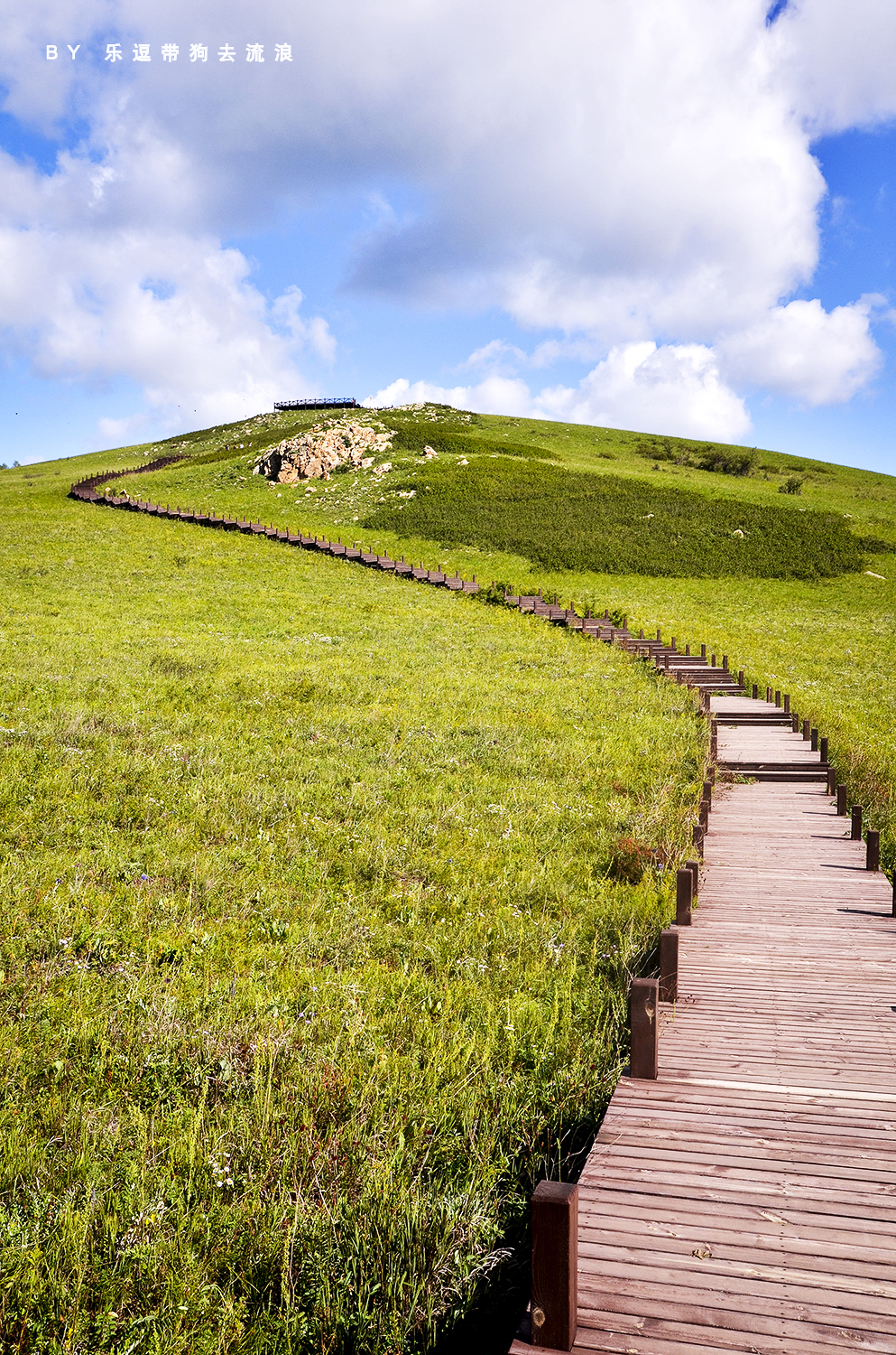 内蒙古克旗双山子,即使是小山坡也能成为草原上一道靓丽的风景线