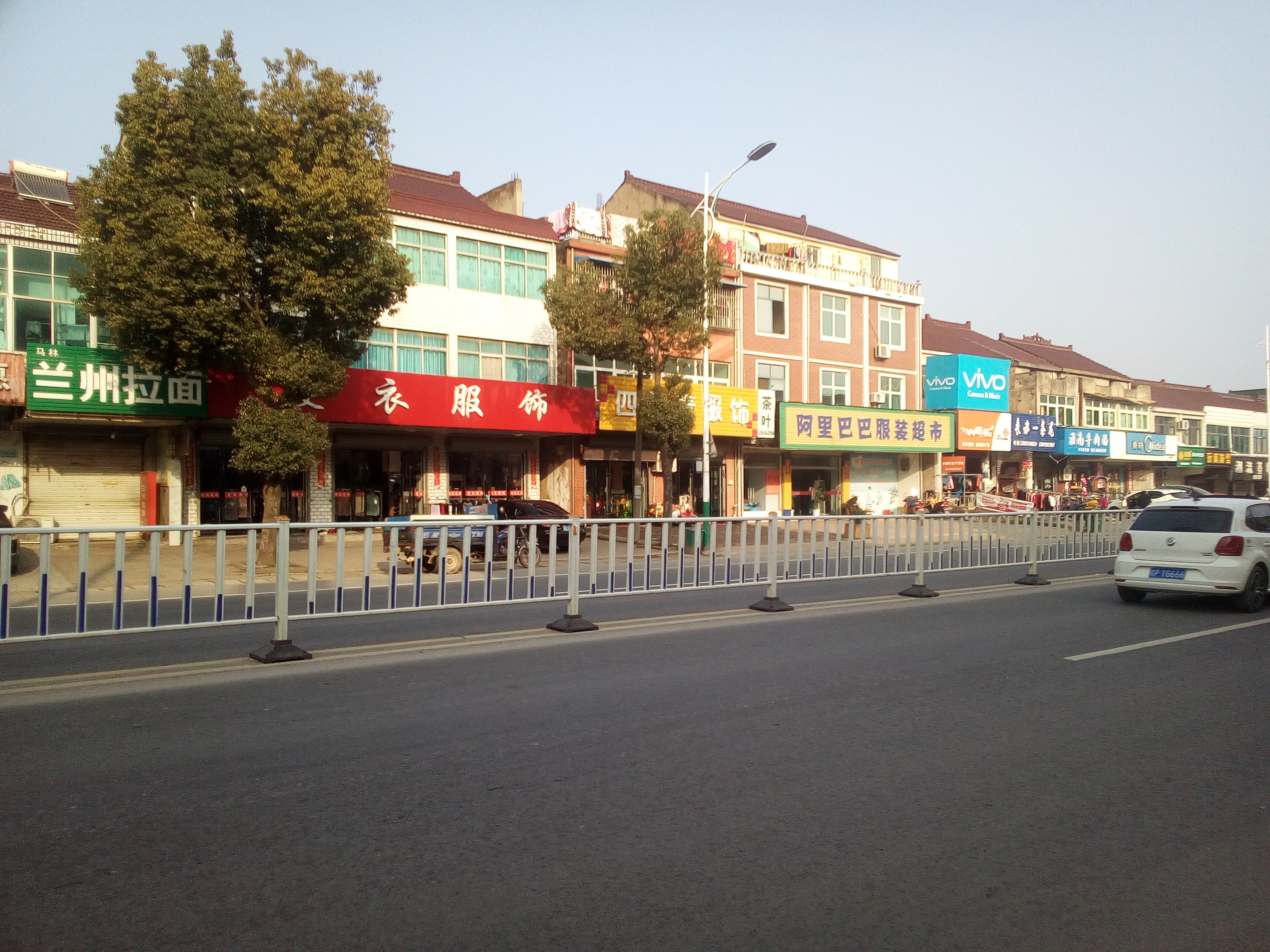 郎溪县新发镇主干街道中间隔离带建设和电子警察的安装顺利完工