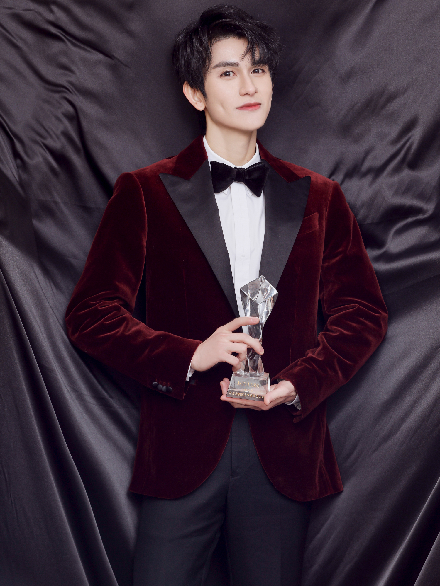 朱赞锦和李泊文获奖,丝绒西装造型组成红蓝配,陈情男孩不简单!