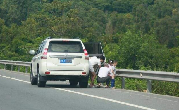 高速堵車情況下尿急咋辦?男人好辦,看看女人都如何應對的!