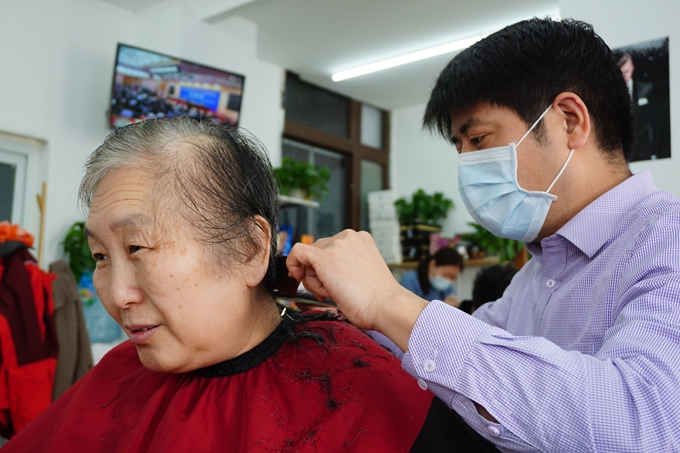 北京什刹海边酒吧变成理发店,老人凭卡一元理发,还提供上门服务