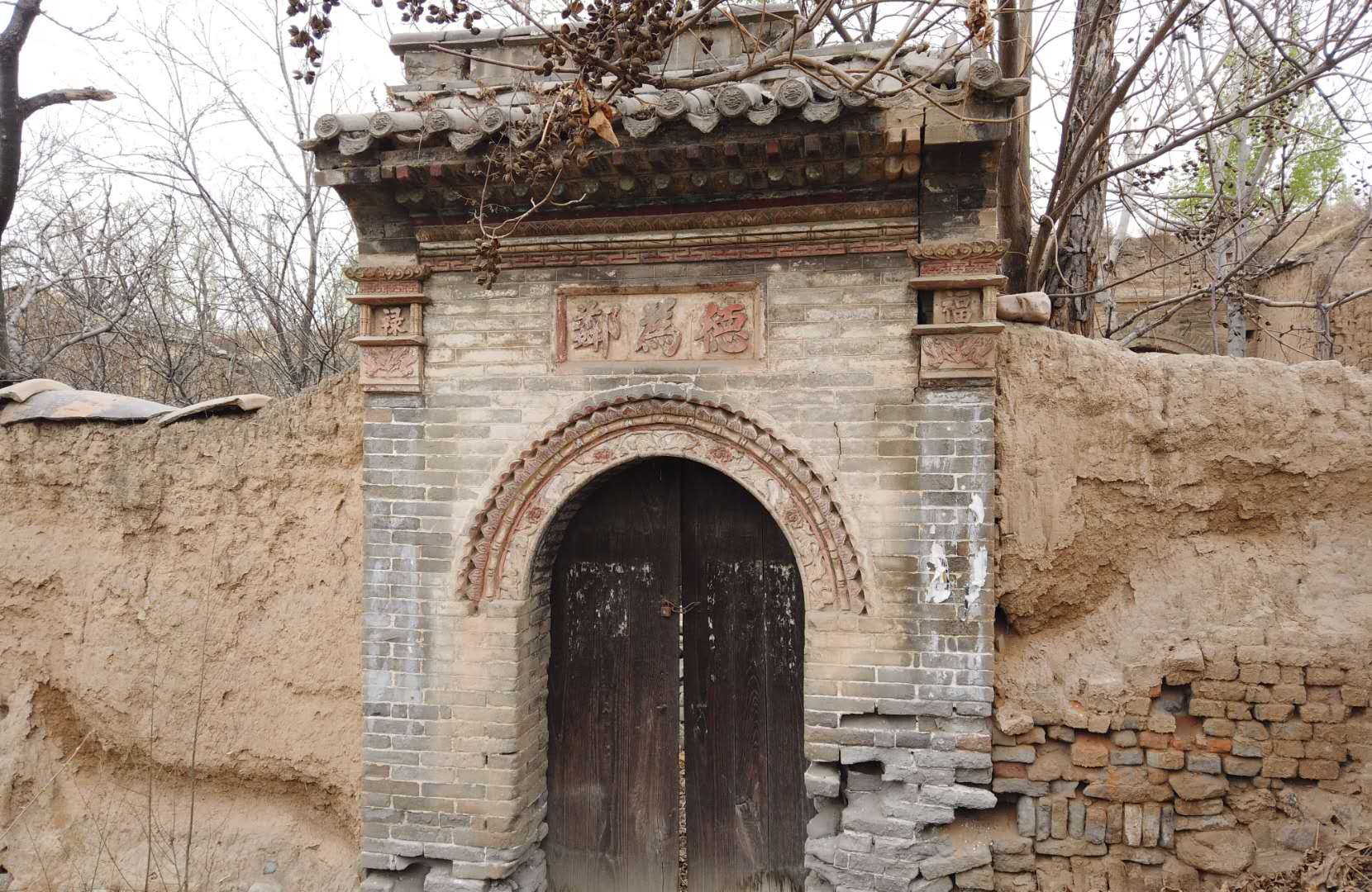 院子的围墙用石头,土,砖做成.