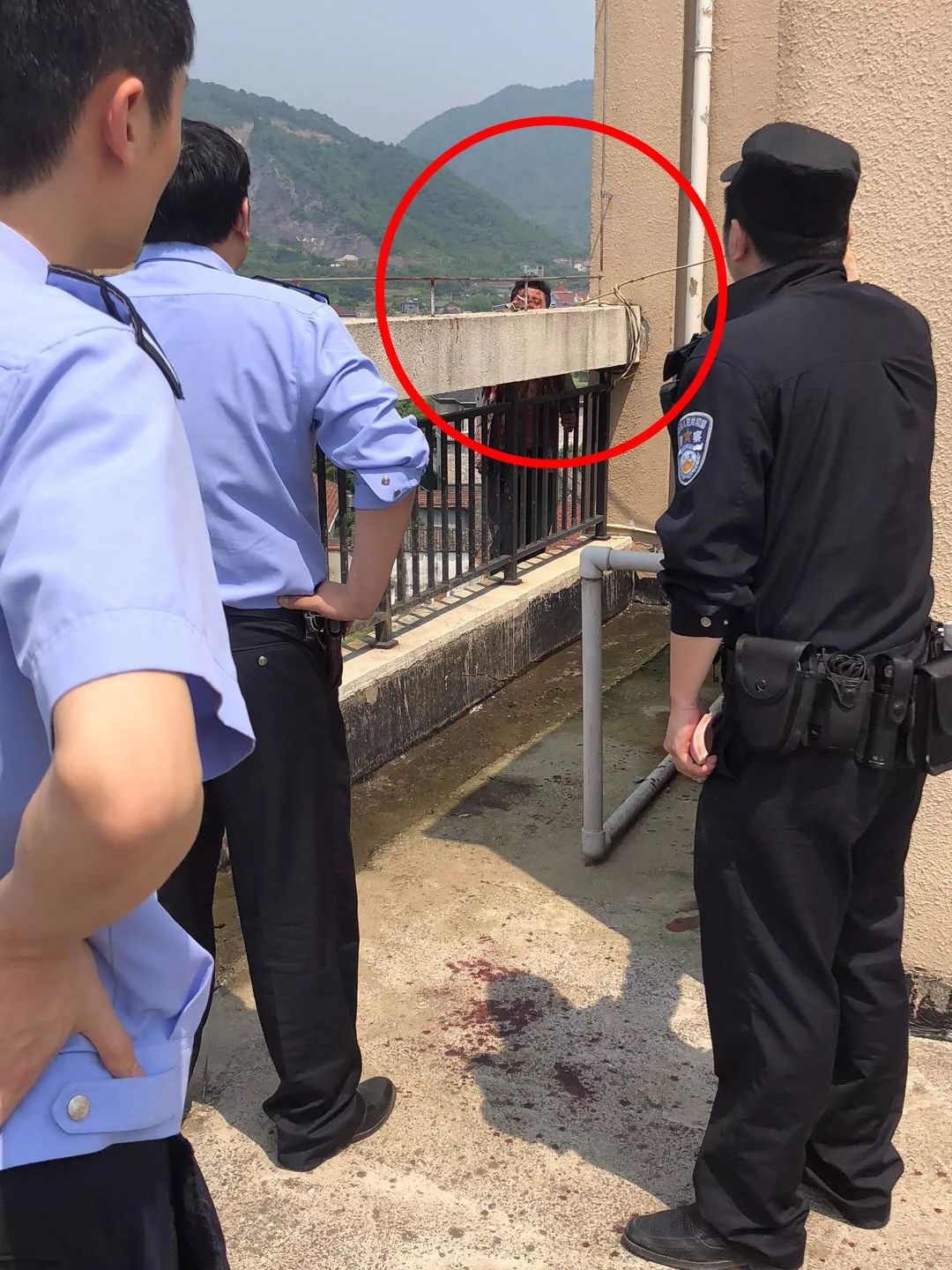 男子欲34楼跳楼轻生,网贷被父亲没收手机,男子:想得到家人关爱