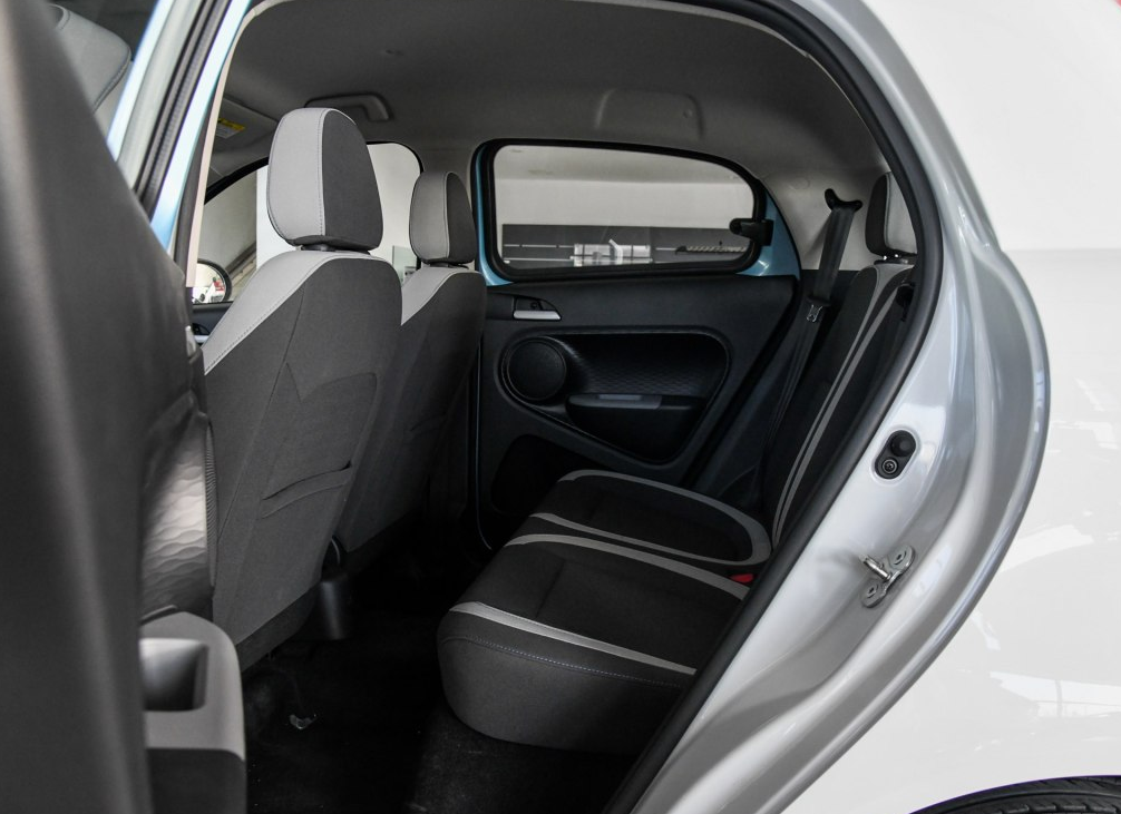 当初买欧拉r1大部分原因就是空间够大,家人坐后排都觉得很舒服,接待