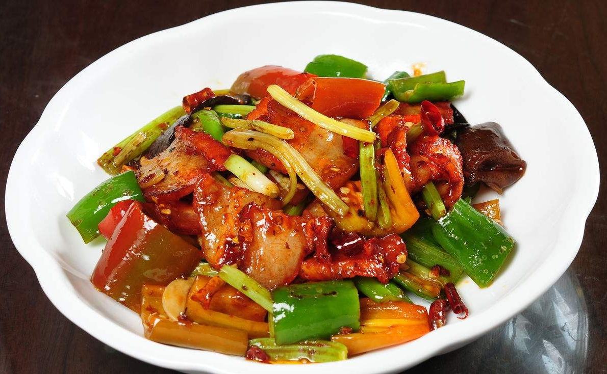 做回锅肉时,是先炒肉,还是先放豆瓣酱?