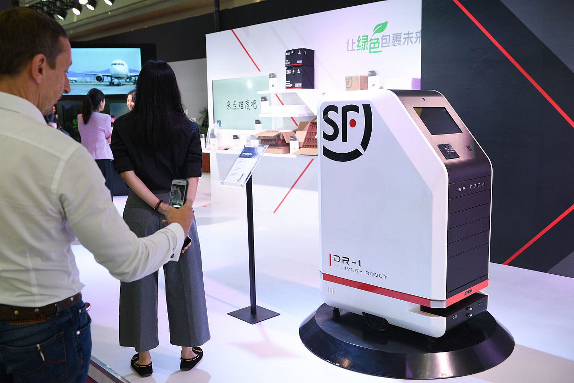 日均派70件可乘梯 日前,4台顺丰智能楼宇配送机器人正式在深圳南山区