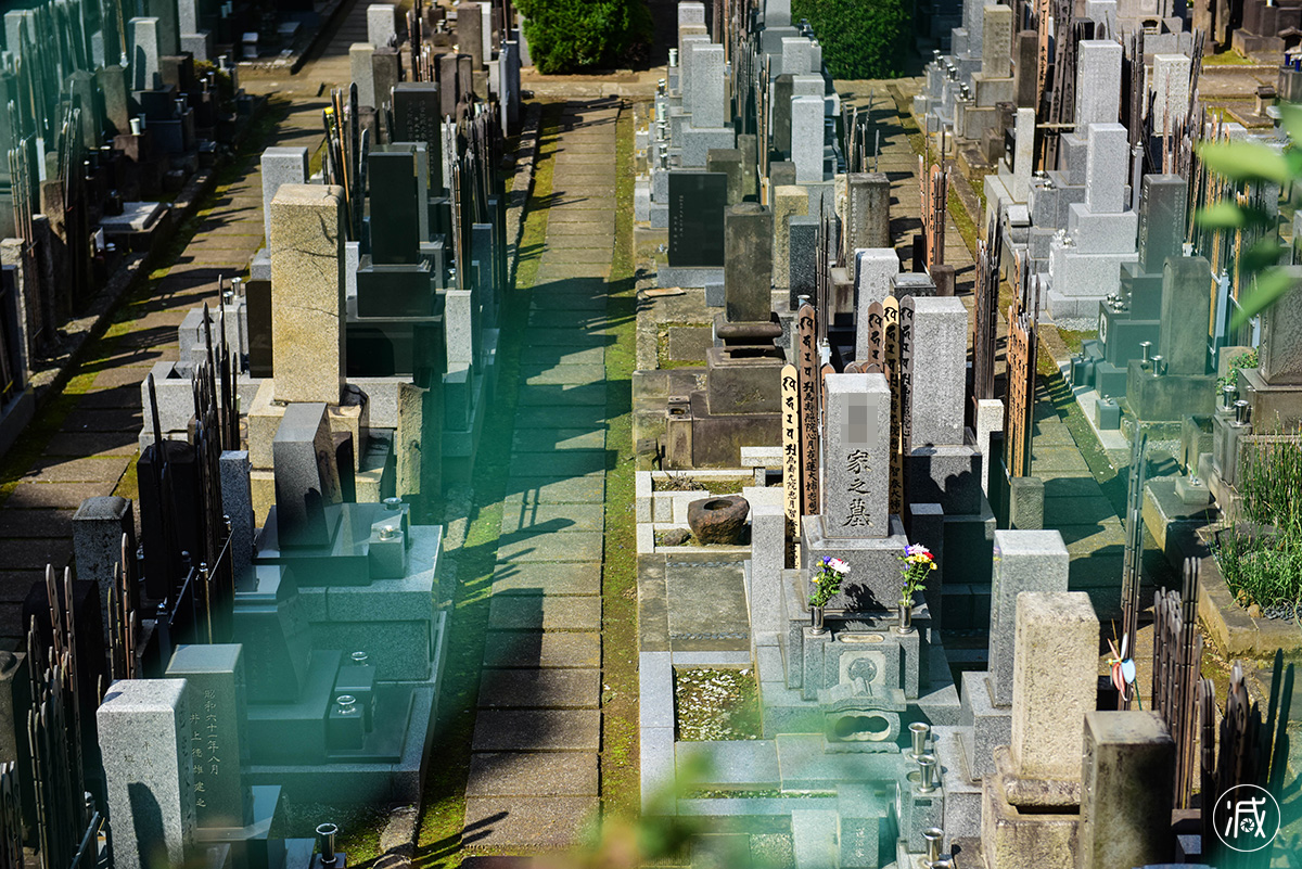 在寸土寸金的东京 人们竟把墓地建在市中心