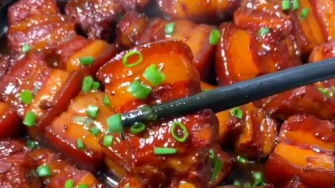 很多人都喜欢吃红烧肉,现在就教给大家它的做法,待客很有面