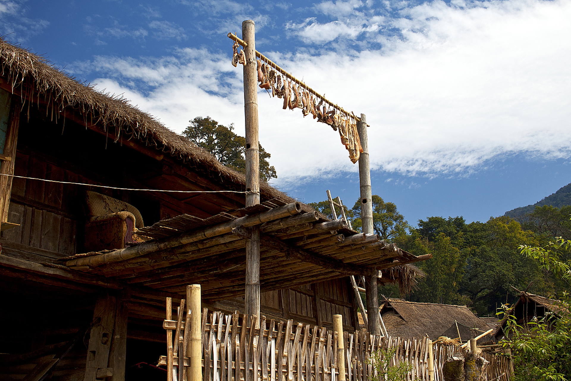 司莫拉佤族村位于腾冲县,是云南独具特色的少数民族村落之一.