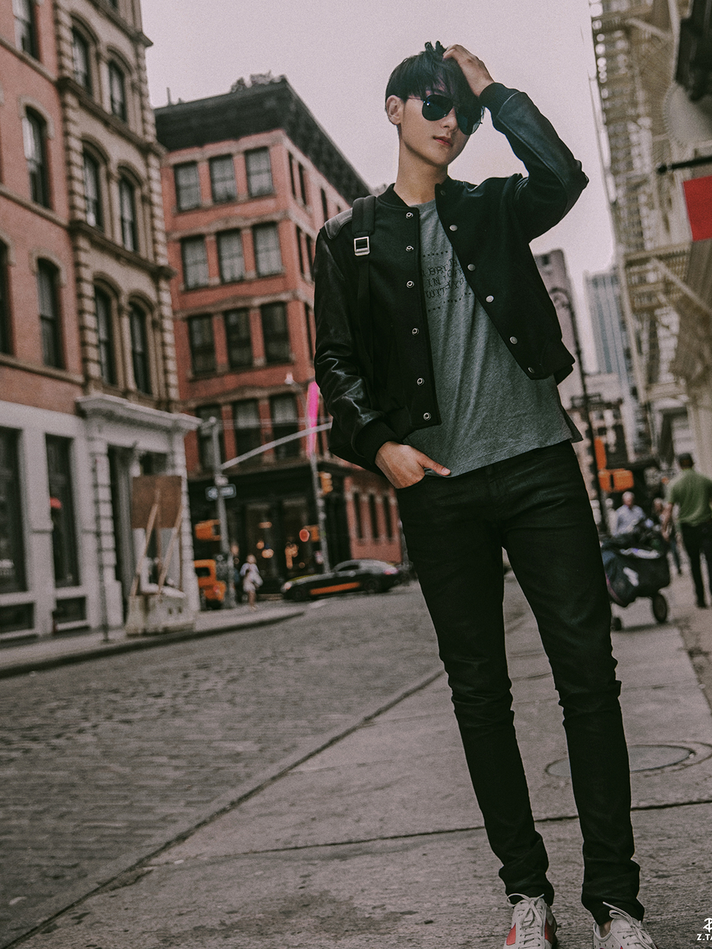 黄子韬和自己蜡像同穿红色格子衫,哪个是真黄子韬,你认得出吗?