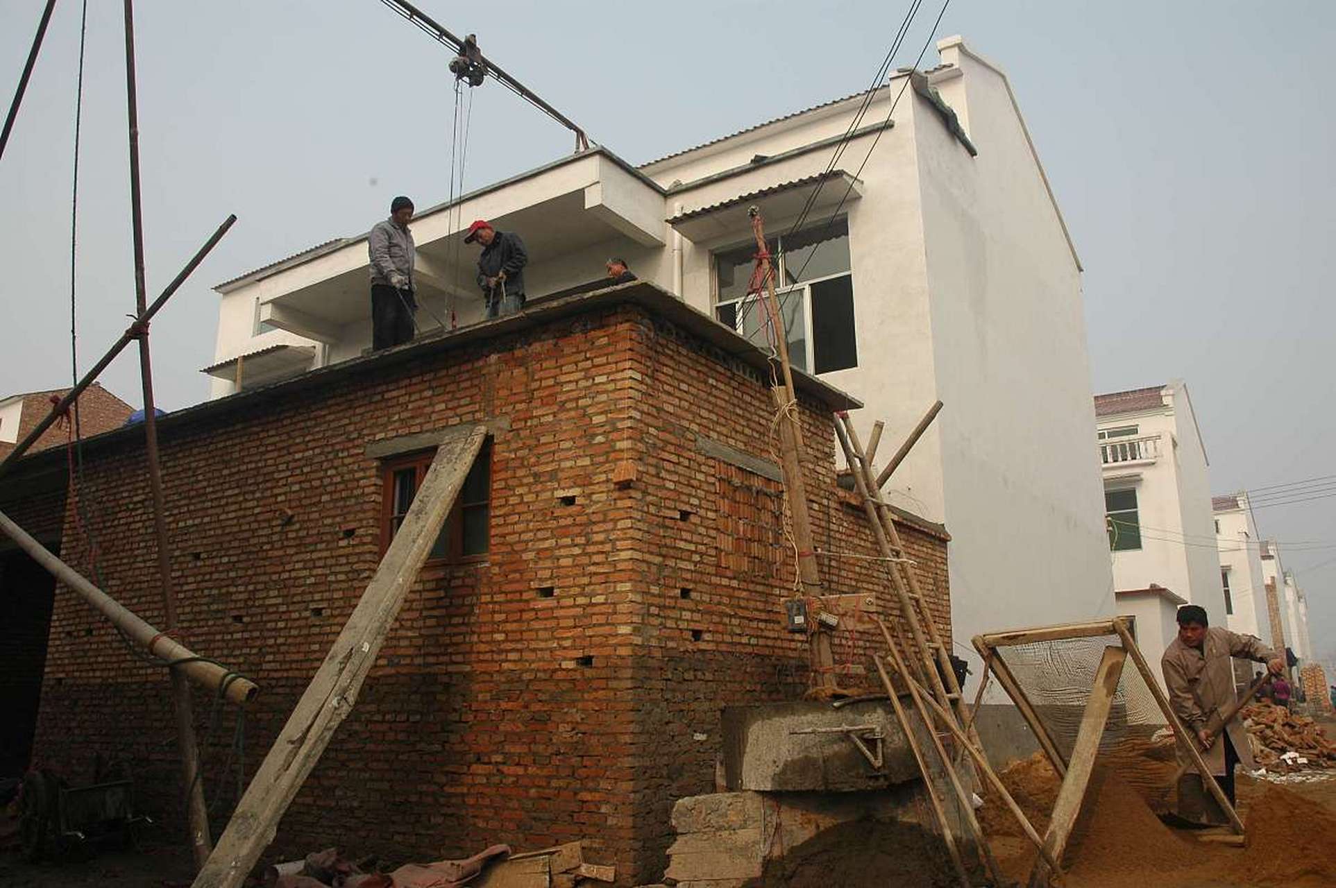 一村民把老房子拆了翻盖房子,没想到后邻居听说是盖二层楼,坚决阻止