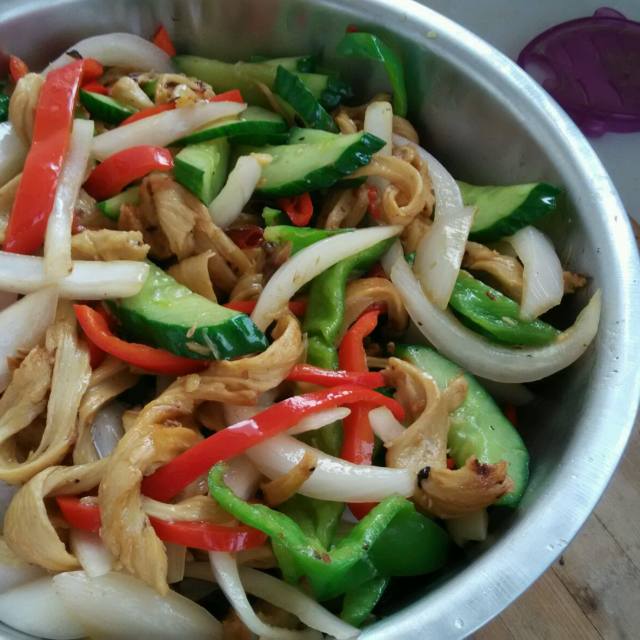 炒三鲜素面筋,颜色漂亮,营养全面,简单易做