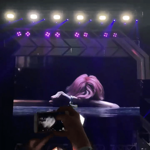 到最后也不忍说再见,伯贤扒住舞台边的告白"爱丽们,我爱你们"