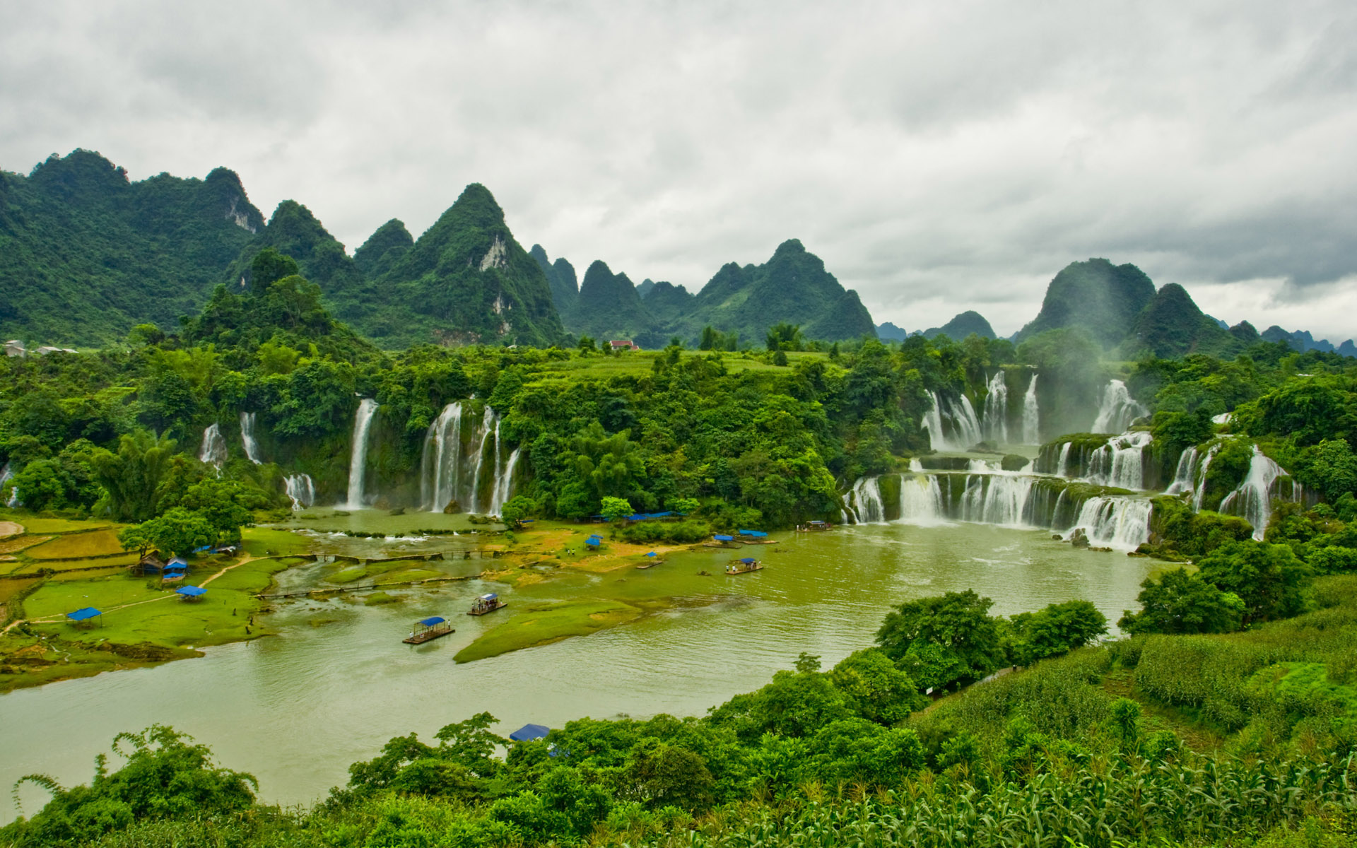 广西的德天瀑布气势磅礴,给人一种行走于山水画廊中的真切感受!