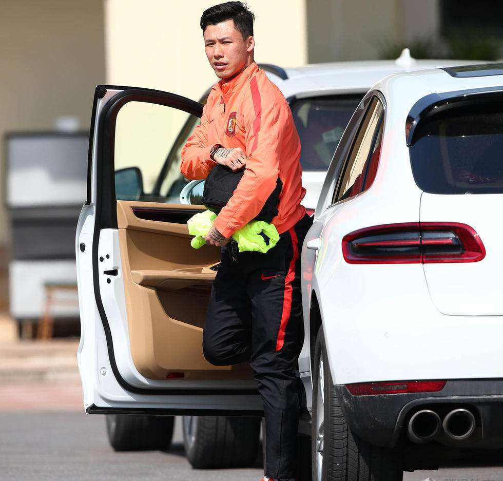 国足大将张琳芃是富豪,如今身价已过亿,幼师妻子颜值爆表