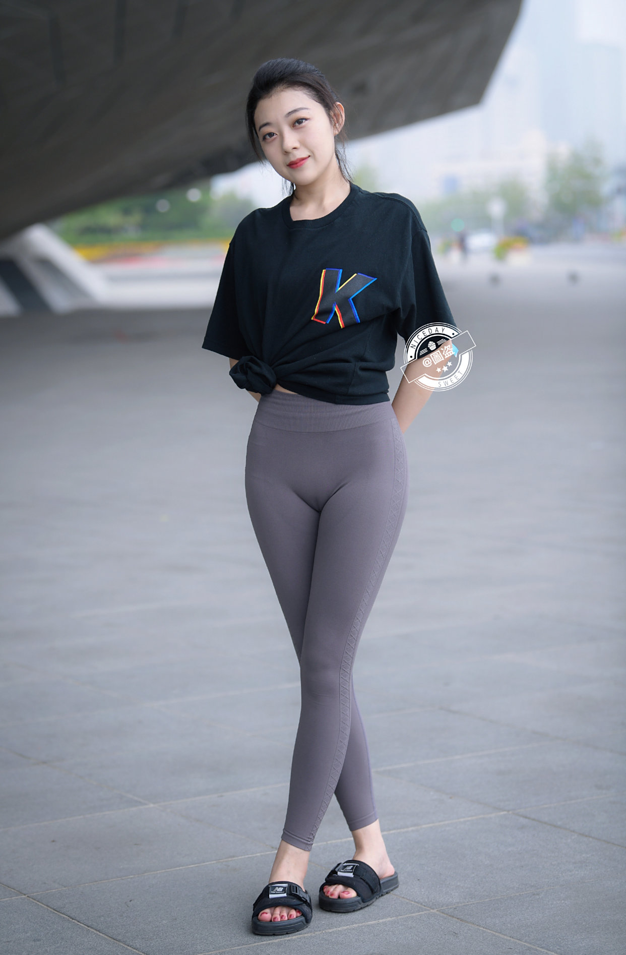 户外练瑜伽的小姐姐