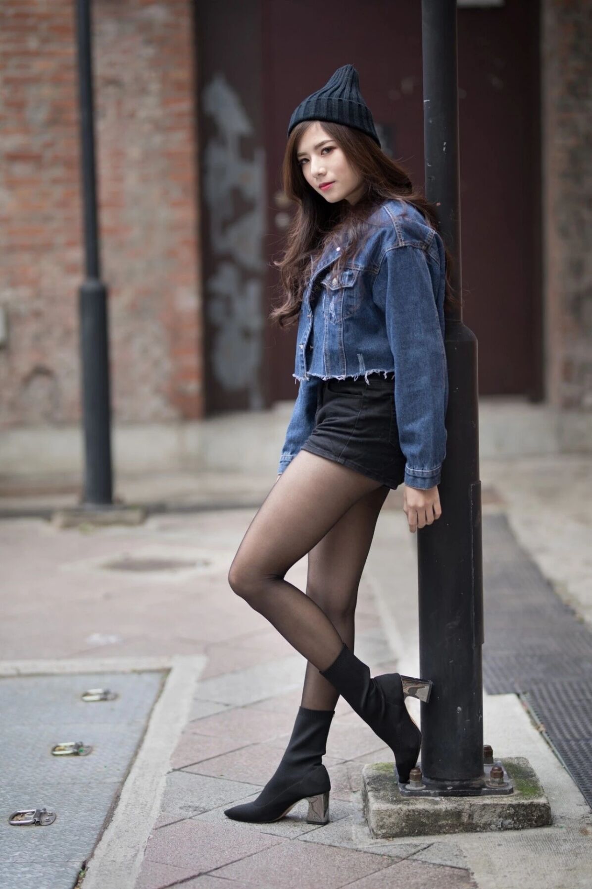 在街头一个帅气逼人的街拍女模特