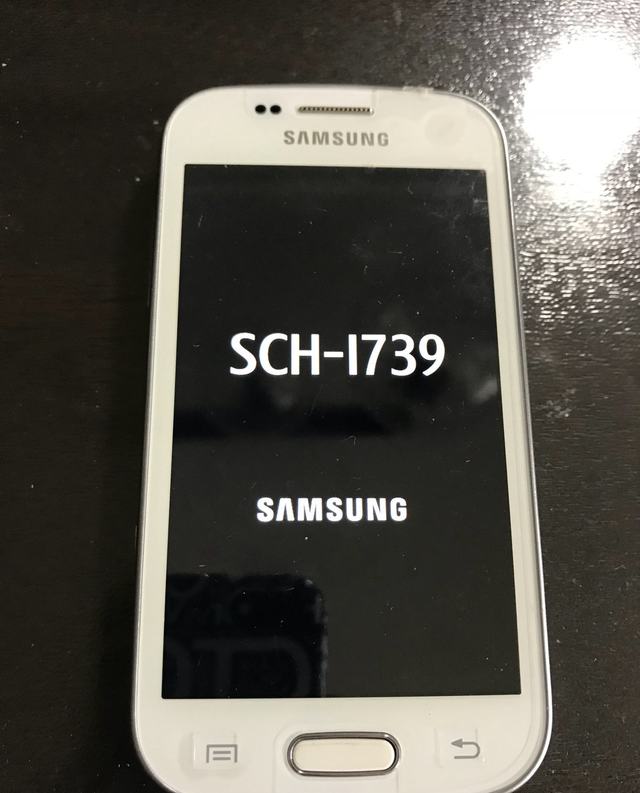 男子不花钱把旧手机改造成大容量优盘,传文件速度很快!