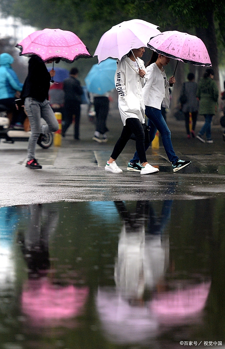 拍摄行人和孩子在雨中打伞或嬉戏的场景时,要考虑到光线,动态,构图和