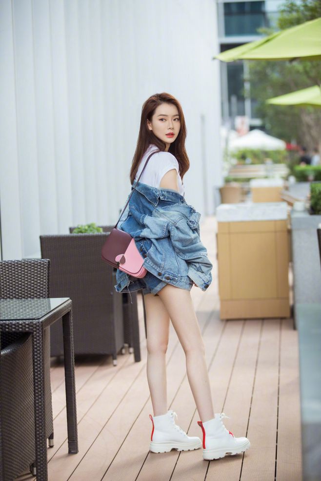 但是搭配起来提气有显腰身,戚薇的搭配就很好,大长腿又白有细,太完美