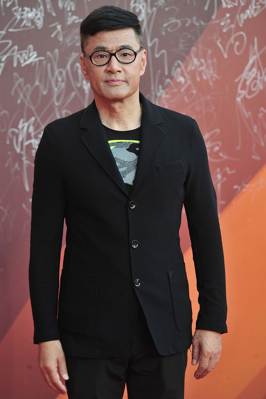 于荣光,娱乐圈的老戏骨,被称为硬汉,但为什么63岁,应该休息,结婚35年