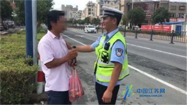 灌雲一市民違章後被查 怒懟警輔人員後送水錶歉意